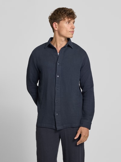 Männermodel trägt Regular Fit Freizeithemd mit Kentkragen von Lindbergh, Reine Baumwolle, Langärmelig, Knopfleiste, dunkelblau, Ganzkörperansicht von vorne. Rückenlänge bei Größe M: 73 cm, Schulterbreite: 47 cm, Ärmellänge: 67 cm.