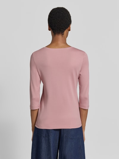 Frauenmodel trägt Shirt aus reiner Baumwolle von Christian Berg Woman in Rosa, gerader Schnitt, Halbarm, Rückenlänge 59 cm, Ganzkörperansicht Rückansicht.