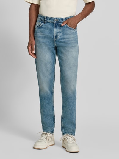Männermodel trägt Slim Fit Jeans aus Baumwoll-Mix Modell 'ONYX-2- BO' von BOSS Orange, hellblaue Waschung, Ganzkörperansicht von vorne, Herren Slim Fit Jeans von BOSS Orange.