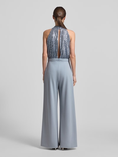 Vrouwenmodel draagt Regular Fit Jumpsuit met paillettenbesatz van Swing in een blauwe elastische materiaalmix, getailleerd, rugdecolleté, mouwloos design, ruglengte 43 cm, borstwijdte 34 cm, totale lengte 155 cm, binnenbeenlengte 78 cm, sierstrik, detailopname van de rug, ganzekörperansicht rückansicht.