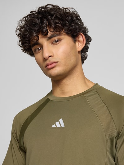 Männermodel trägt Sport T-Shirt von adidas Training, Optik: Unifarben, Passform: Regular-Fit, Label-Print, Rundhals, Kurzarm, Stretch-Webstruktur, Nahaufnahme Oberkörper.