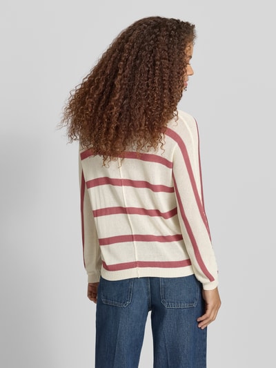 Frauenmodel trägt Boxy Fit Strickpullover aus Viskose-Mix Modell 'ALBERTA' von Pepe Jeans, creme mit roten Streifen, Struktur, Label-Applikation, Strickoptik, U-Boot-Ausschnitt, Langarm, gerippte Abschlüsse, ganzkörperansicht Rückansicht.