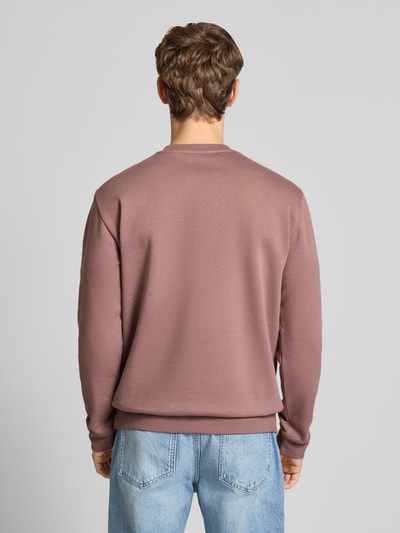 Mężczyzna nosi Regular Fit Sweatshirt aus Baumwoll-Mix Modell 'CERES' od Only & Sons, kolor jednolity, miękki materiał, widok całej sylwetki z tyłu.