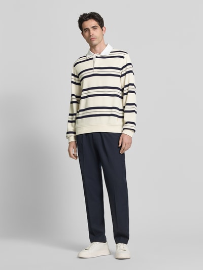 Mężczyznamodel nosi Regular Fit Poloshirt mit Streifenmuster von GUESS, mieszanka materiałów z dodatkiem wiskozy, kołnierzyk polo, wzór w paski, bluzka z długim rękawem, długość tyłu w rozmiarze M: 71 cm, długość rękawów w rozmiarze M: 72 cm, widok całej sylwetki z przodu