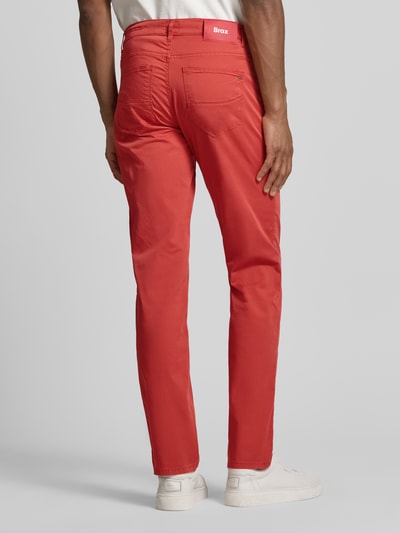 Mężczyznamodel nosi Slim Fit Stoffhose mit Lyocell-Anteil Modell 'Cadiz' von Brax w kolorze czerwonym, 5 kieszeni, elastyczna mieszanka bawełny z lyocellem, krój slim fit, szerokość w rozmiarze 32/32: 107 cm, długość nogawki wewnętrznej: 81 cm, całkowity widok z tyłu