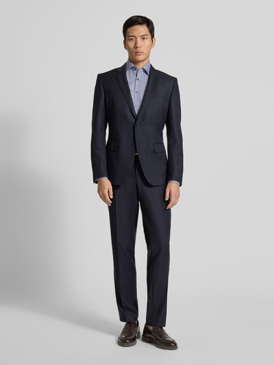 Męskimodel nosi Slim Fit Businesshemd aus Baumwolle mit Kentkragen od OLYMP Level Five, niebieska bawełna, koszula biznesowa, listwa guzikowa, długość tyłu 80 cm, szerokość ramion 44 cm, długość rękawów 68 cm, całkowity widok z przodu.