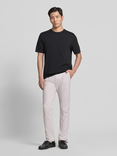 Männermodel trägt Straight Leg Hose aus Leinen-Baumwoll-Mix von Tom Tailor Denim, Optik: Unifarben, Passform: Straight, Ganzkörperansicht von vorne.
