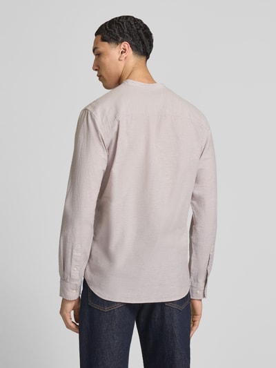 Männermodel trägt Freizeithemd mit Leinen-Anteil Modell 'BREEZE' von Jack & Jones im Baumwoll-Leinen-Mix, Regular-Fit, Stehkragen, Knopfleiste, Farbe Hellbeige, Rückenlänge 75 cm, Schulterbreite 48 cm, Ärmellänge 64 cm, Ganzkörperansicht Rückansicht.