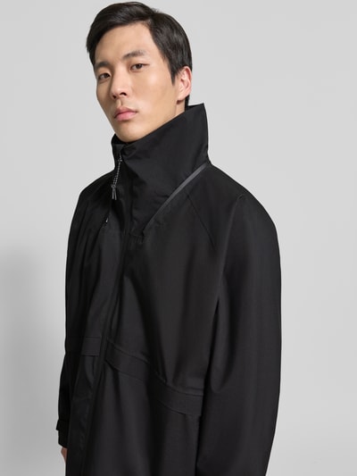 Männermodel trägt schwarze Jacke mit Kapuze und Ärmelriegeln Modell 'RADAR' von GOFRANCK aus Baumwolle, Nahaufnahme Oberkörper.