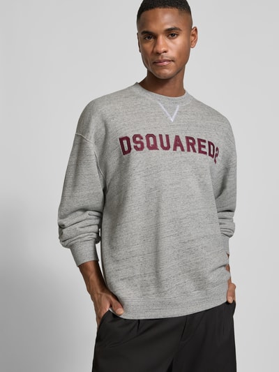 Männermodel trägt Sweatshirt mit Logo-Stitching von Dsquared2 in Grau, reine Baumwolle, Regular Fit, Rundhalsausschnitt, Nahaufnahme Oberkörper.