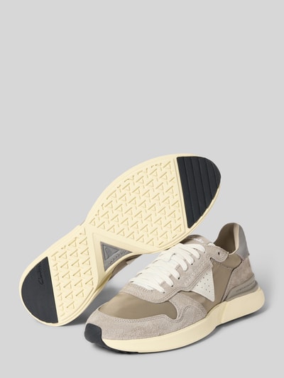 Produktfoto, Sneaker aus beschichtetem Leder mit Label-Detail von Clarks, beiges und weißes Obermaterial, profilierte helle Sohle, abgerundete Form, Modell CraftWick, Herrenschuh, Absatzhöhe 3 cm, Schafthöhe 8 cm, Schaftweite 9 cm