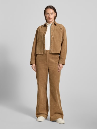 Kobiece model nosi Slim Fit Turtleneck mit Viskose-Anteil od Tom Tailor Denim, jednolity, długi rękaw, dopasowany krój, zdjęcie całej sylwetki z przodu.