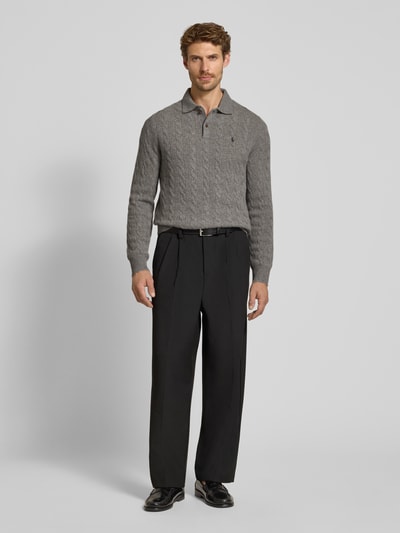 Männermodel trägt grauen Regular Fit Pullover aus Woll-Kaschmir-Mix von Polo Ralph Lauren, schwarze Stoffhose, Ganzkörperansicht von vorne. Herren Pullover von Polo Ralph Lauren.