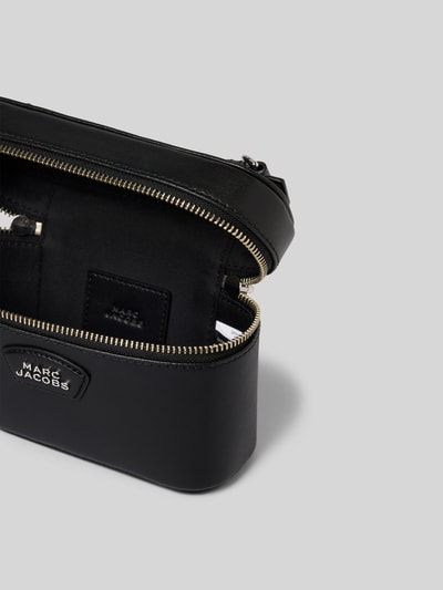 Produktfoto, Kosmetiktasche mit Logo-Detail von Marc Jacobs, Schwarz, Hauptfach mit Zweiwege-Reißverschluss, Zierschnalle, abnehmbare Tragehenkel, Maße: Breite 18 cm, Länge 12 cm, Tiefe 7 cm, glatte Struktur, dezenter Glanz