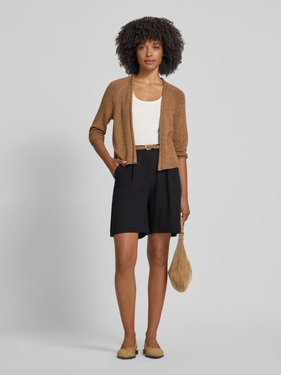 Frauenmodel trägt Strickjacke in offener Passform mit 3/4-Arm von monari, Regular-Fit, Rollsaum, Rückenlänge 52 cm, Nahaufnahme Ganzkörperansicht von vorne.