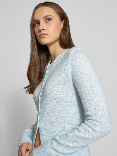 Frauenmodel trägt Regular Fit Strickjacke mit einreihiger Knopfleiste Modell 'ELLA' von ONLY, Optik: Unifarben, Strick, Nahaufnahme Oberkörper.