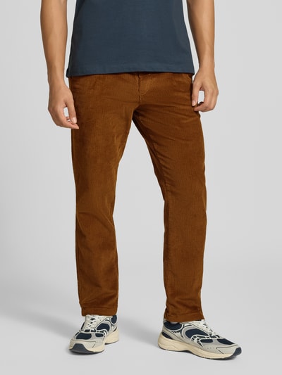 Männermodel trägt Regular Fit Cordhose mit Eingrifftaschen von JACK & JONES in Braun, strukturierte Oberfläche, Nahaufnahme Unterkörper. Baumwoll-Elasthan-Mix, Knopf- und Reißverschluss, Bundweite 41 cm, Innenbeinlänge 77 cm.