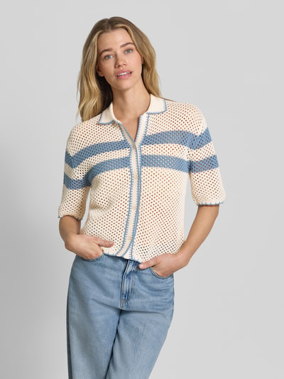 Modelka kobieca nosi Cardigan mit Polokragen und 1/2-Arm od Jake*s Casual, bawełna, krój prosty, biało-niebieski, zapięcie na guziki, widok z przodu, zbliżenie na górną część ciała.