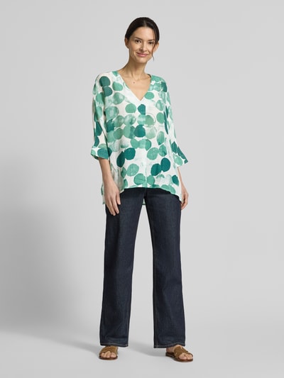 Frauenmodel trägt Relaxed Fit Bluse im Allover-Look von Apricot, Viskose-Mix in Grün-Weiß, fließender Stoff, V-Ausschnitt, 3/4-Arm, Ganzkörperansicht von vorne