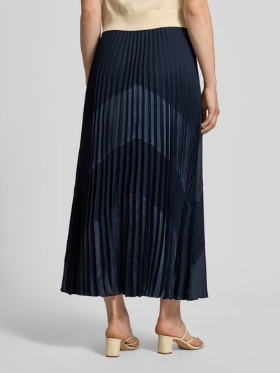 Vrouwenmodel draagt Ausgestellter Maxi-Rock mit Plissees Modell 'VENNYTA' van BOSS, look: effen, pasvorm: uitlopend, maxilengte, met plissévouwen, sluiting: ritssluiting, zoom: recht, materiaalverwerking: fijngebreid, satijn. Ganzkörperansicht achterkant.