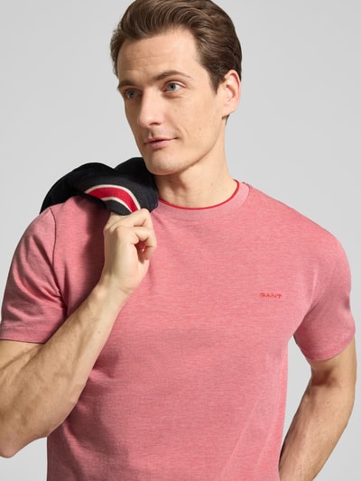 Männermodel trägt T-Shirt mit Rundhalsausschnitt und Label-Stitching von Gant in Rot, Reine Baumwolle, Regular-Fit, Nahaufnahme Oberkörper.