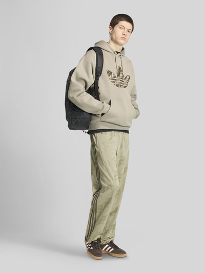adidas Originals Bluza z kapturem o kroju regular fit z mieszanki bawełny z nadrukiem z logo Oliwkowy 1
