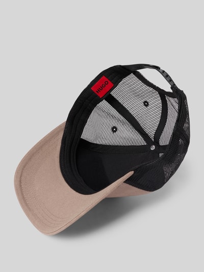 Produktfoto, Cap mit Mesh Einsätzen und Logo-Detail von HUGO in Two Tone Optik, Logo-Stitching, Mesh, verstellbarer Riegel, reine Baumwolle.