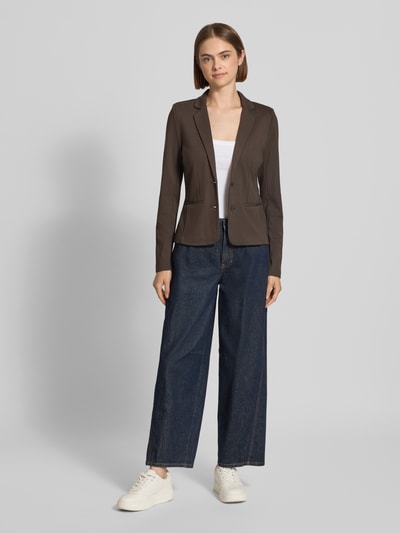 Kobiece modelka nosi Slim Fit Kurzblazer aus Viskose-Mix Modell 'POPTRASH' von ONLY, ciemnobrązowy, gładka faktura, pełny widok z przodu, damski krótki żakiet ONLY