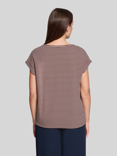 Frauenmodel trägt Regular Fit T-Shirt aus Baumwoll-Mix von Betty Barclay in gestreifter T-Shirt-Optik, Rückansicht, Damen T-Shirt.