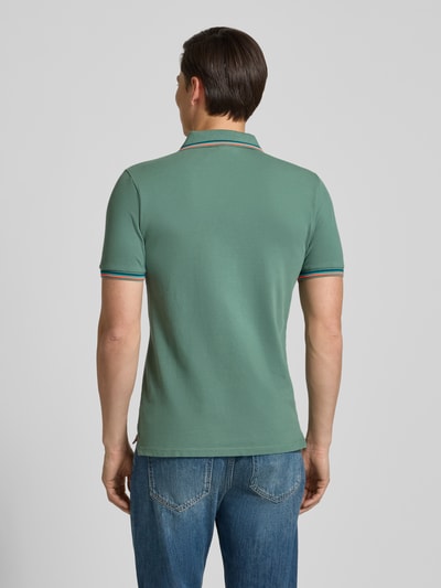 Männermodel trägt Slim Fit Poloshirt mit Kontraststreifen Modell 'Brice' von Sundek, grüner Baumwoll-Elasthan-Mix, Ganzkörperansicht Rückansicht.