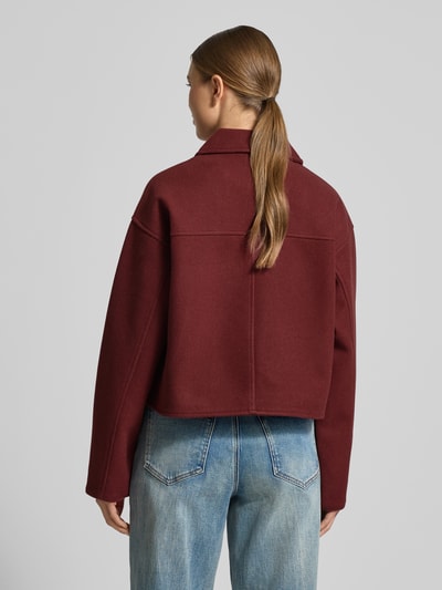 Männermodel trägt Regular Fit Hemdjacke mit Reißverschluss Modell 'FORTUNEFREJ' von Vero Moda, filc, bordowa, gładka, krój regular fit, widok całej sylwetki od tyłu.