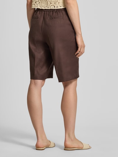 Frauenmodel trägt Regular Fit Bermuda aus Leinen-Mix Modell 'PHILIPA' von Raphaela By Brax, Optik: Unifarben, Ganzkörperansicht Rückansicht.