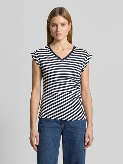 Frauenmodel trägt Slim Fit T-Shirt aus reiner Baumwolle Modell 'EVKA' von BOSS, Optik: unifarben, Muster: gestreift, Raffung, V-Ausschnitt, Kurzarm mit fixiertem Umschlag, Feinripp, Ganzkörperansicht von vorne.