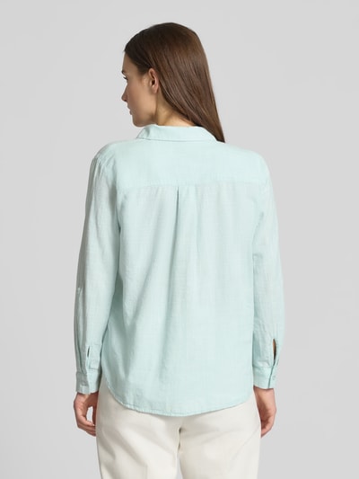 Vrouwenmodel draagt Regular Fit Hemdbluse aus reiner Baumwolle van Tom Tailor, lichtblauw met fijn geweven structuur, langem mouw met manchetten, afgeronde zoom, borstzakken, houndstooth dessin, hemdkraag, rugaanzicht volledig lichaam.