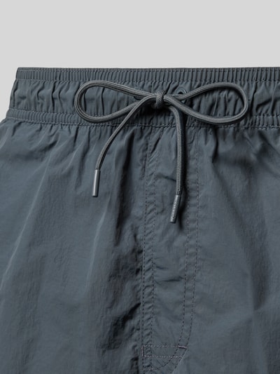 Produktfoto, Regular Fit Shorts mit Gesäßtasche von Calvin Klein Underwear in Dunkelgrau, elastischer Bund mit Tunnelzug, Logo-Stitching, glatte Struktur