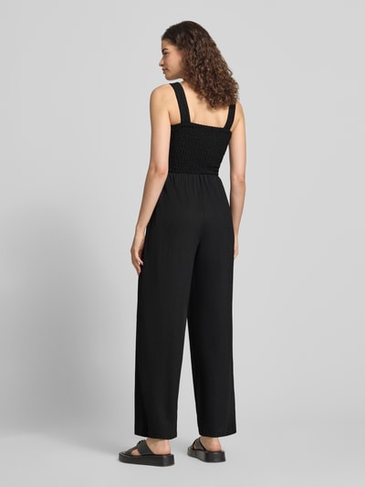 Frauenmodel trägt Regular Fit Jumpsuit mit gesmoktem Rumpf Modell 'ELISE' von ONLY, Optik: Unifarben, breite Träger, ohne Ärmel, Eingrifftaschen, Ganzkörperansicht Rückansicht.