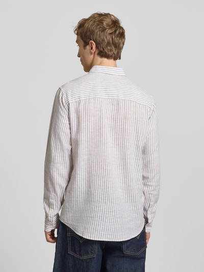 Männermodel trägt Regular Fit Freizeithemd aus Leinen-Baumwoll-Mix Modell 'CAIDEN' von Only & Sons mit Allover-Muster, Rückansicht.