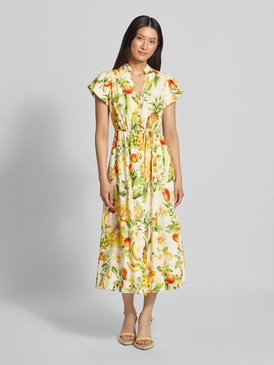 Frauenmodel trägt Abendkleid aus Leinen-Viskose-Mix Modell 'Posie' von Forever New, floraler Print, taillierte Passform, Ganzkörperansicht von vorne.
