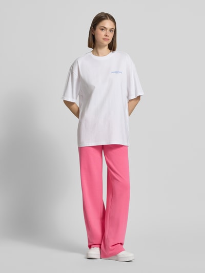 Frauenmodel trägt Straight Fit Sweatpants mit Tunnelzug von REVIEW aus Baumwoll-Mix in Pink, kombiniert mit weißem Damen T-Shirt, Ganzkörperansicht von vorne.