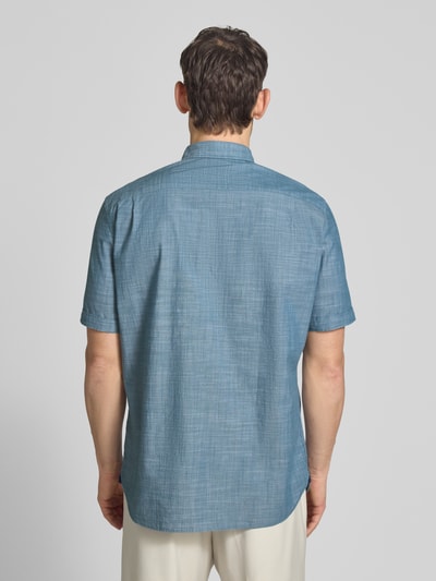 Männermodel trägt Regular Fit Freizeithemd mit Button-Down-Kragen von Christian Berg Men, Reine Baumwolle, Ganzkörperansicht Rückansicht.
