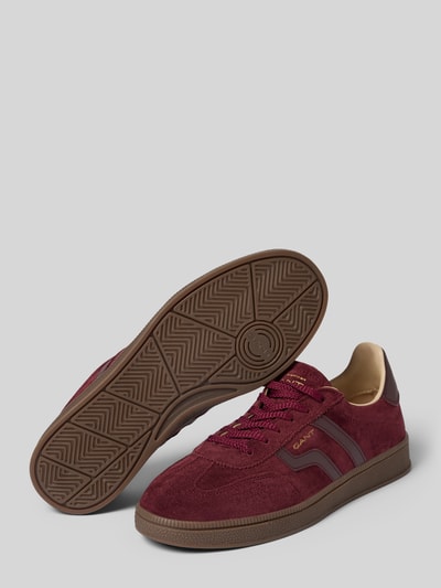 Produktfoto, Sneaker aus echtem Rindsleder Modell 'Cuzima' von GANT, Damen Sneaker, bordeauxrot mit brauner Sohle und seitlichen Details