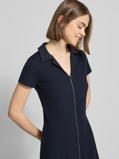 Frauenmodel trägt Minikleid mit durchgehendem Reißverschluss von G-Star Raw in Dunkelblau, Viskose-Mix mit Stretch-Anteil, Körpernaher-Schnitt, Umlegekragen, Brustweite Größe S 44 cm, Ärmellänge 14 cm, Nahaufnahme Oberkörper.