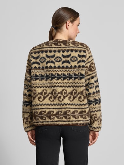 Frauenmodel trägt Regular Fit Teddyjacke mit Rundhalsausschnitt Modell 'LINDAU' von VERO MODA, Beige-Braun mit Muster, Damen Teddy- / Webpelzjacke, Ganzkörperansicht Rückansicht.