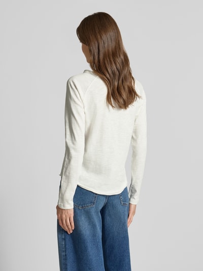 Modelka nosi bluzkę z długim rękawem 'Longsleeve mit Rundhalsausschnitt und Rollsaum' od Smith and Soul z bawełny, krój regular fit, okrągły dekolt, zrolowany brzeg, długość tyłu w rozmiarze S: 56 cm, jasny kolor, gładka tekstura, widok całej sylwetki z tyłu.