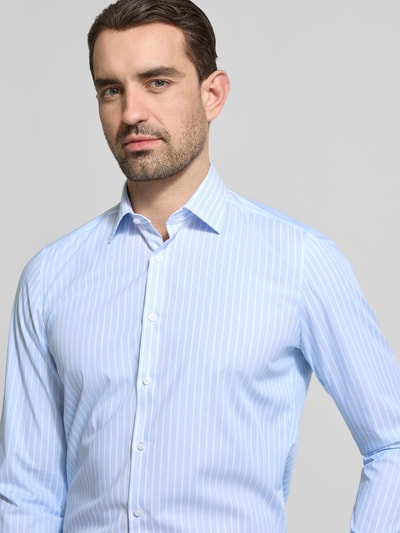 Męski model nosi Slim Fit Business-Hemd mit Kentkragen von OLYMP Level Five, mieszanka bawełny i elastanu, listwa guzikowa, długość tyłu w rozmiarze 40: 80 cm, szerokość ramion w rozmiarze 40: 45 cm, długość rękawów w rozmiarze 40: 68 cm, jasno niebieskie i białe paski, tekstura gładka, krój slim fit, koszula biznesowa, kołnierzyk typu kent, listwa guzikowa, widok na górną część ciała z przodu