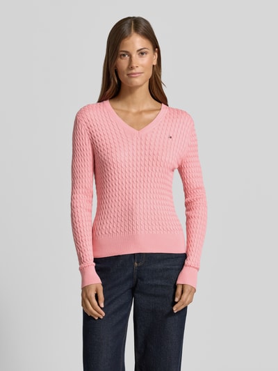 Vrouwenmodel draagt Regular Fit Pullover uit puur katoen van Tommy Hilfiger in lichtroze met ribtextuur, Dames pullover, volledige frontale lichaamsopname