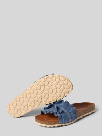 Produktfoto, Slipper aus echtem Leder Modell 'Rocio' von Verbenas, Damen Slipper mit Rüschenbesatz, profilierte Sohle, offene Ferse, abgerundete Passform, Absatzhöhe 3 cm, Größe 40, verschiedene Blautöne, strukturierte helle Profilsohle, Material-Mix mit sichtbarer Struktur.