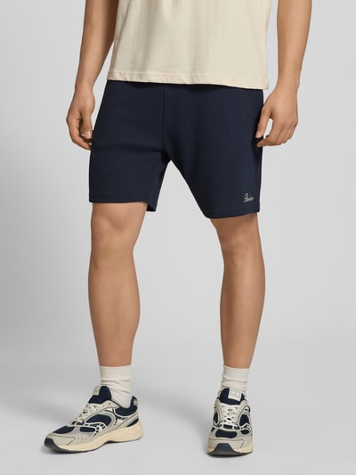 Männermodel trägt Shorts mit Strukturmuster von REVIEW in Dunkelblau, aus Baumwoll-Mix, Regular-Fit, elastischer Bund, Ganzkörperansicht von vorne.