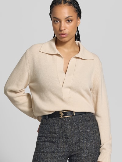 Frauenmodel trägt schmalen Gürtel aus echtem Leder Modell 'Dorian' von Victoria Beckham, schwarze Farbe, Dornschließe, Nahaufnahme Oberkörper.