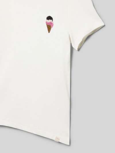 Mädchen trägt Regular Fit Kinder T-Shirt aus reiner Baumwolle Modell 'VEGA' von Only, Optik: Unifarben, Motiv-Stitching, Nahaufnahme Oberkörper